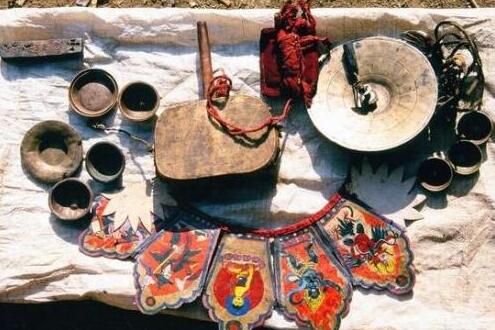 认识苗女,我险些中了情蛊。