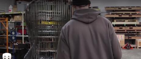 会“隐身”的雕塑见过吗?上一秒还在对视,下一秒直接消失不见!