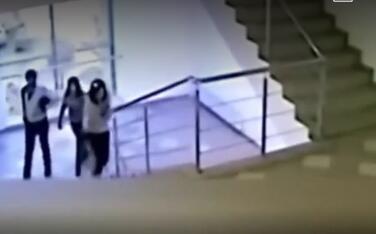 监控实拍，女子上楼还好好的，突然冲向楼梯栏杆翻下楼梯