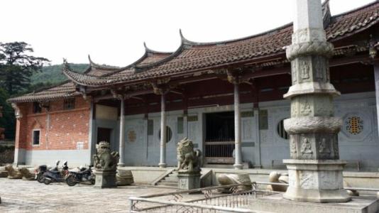 7岁那年亲眼目睹3个佛像走过房间墙上