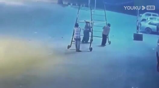 三个工人正推着脚手架突然一个人自燃起来