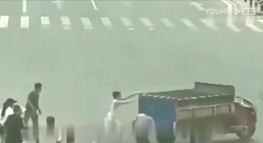 灵异事件 ：三轮车连续两次追着男子跑