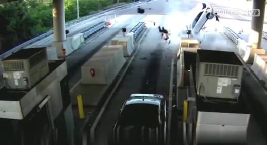 高速收费站惊现天外飞人,紧接着发生“着火”