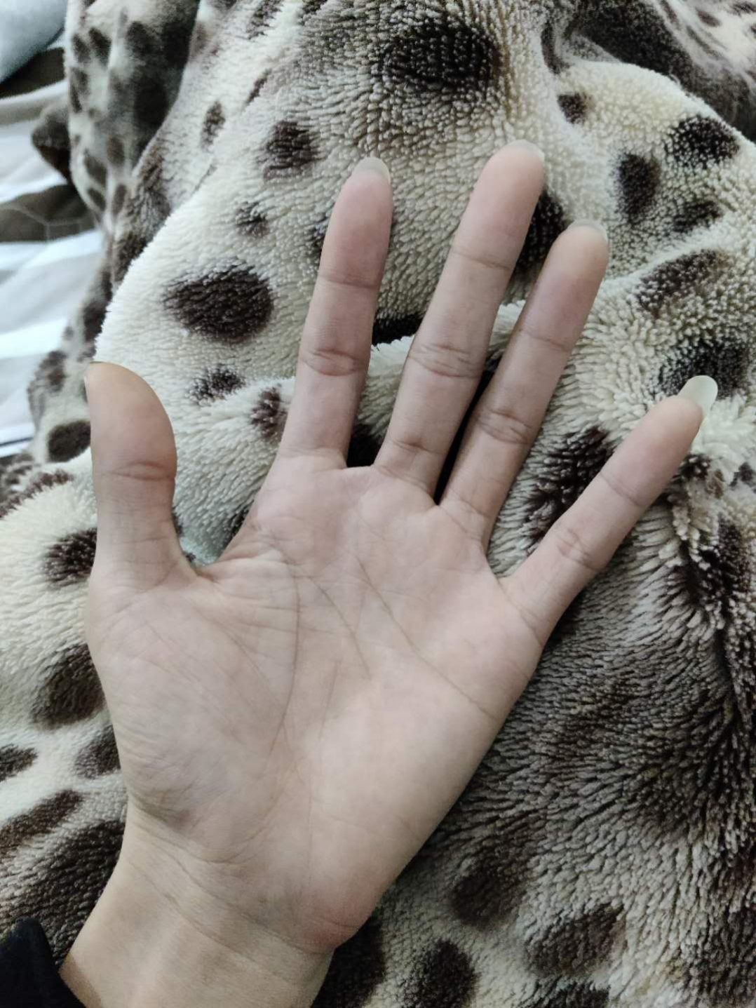 求各位大佬帮忙看看手相，婚姻