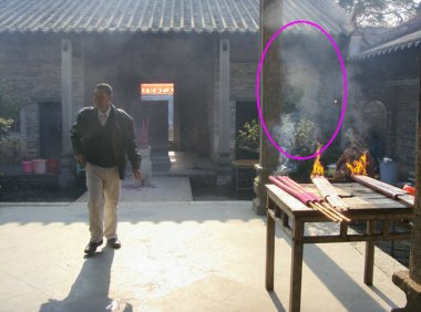 香烟袅袅 冼太显圣