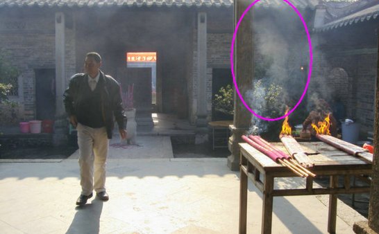 香烟袅袅 冼太显圣