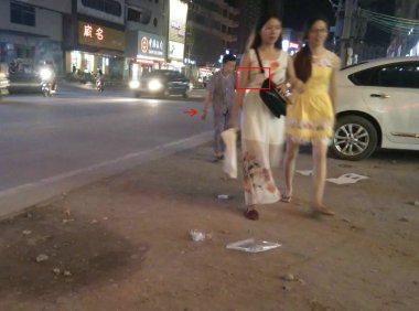 怪阿婆在镜头下消失