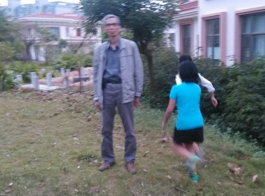 小女孩背着什么东西?