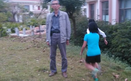 小女孩背着什么东西？