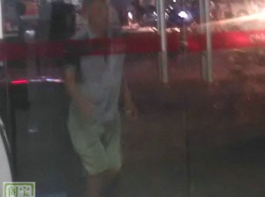 灵异图片:穿女服的大男人(中国联通营业部灵异之一)