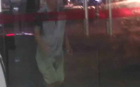 灵异图片:穿女服的大男人(中国联通营业部灵异之一)