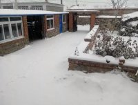 看见虚空中另一个“自己”被一群长相很怪的东西拉扯,醒来看见房梁上有一张脸