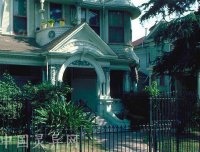 上海火葬场上修起来的别墅……