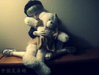 坐在书桌上看着我的“小人儿”