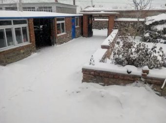 看见虚空中另一个“自己”被一群长相很怪的东西拉扯,醒来看见房梁上有一张脸