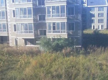 租房遇到灵异事件，刚住进去时发现一个女人卫生巾化的符，晚上看到一个人坐在屋里的凳子上