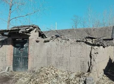 舅舅小时候遇到的灵异事件，墙上有一张脸