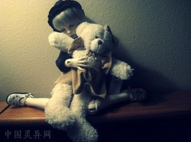 坐在书桌上看着我的“小人儿”