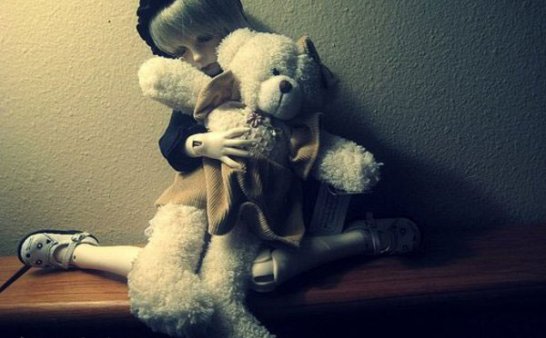 坐在书桌上看着我的“小人儿”