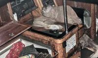 德探险家失踪7年后成“木乃伊” 遗体在一搜废弃的帆船里保持拨电话的姿势