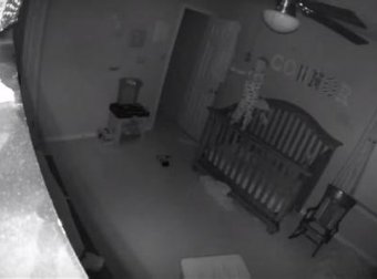 夫妻为宝宝房间装摄像头 意外拍下宝宝诡异举动灵异视频