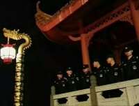 朋友用手机拍到的灵异照片:白脸的女人还是女鬼?