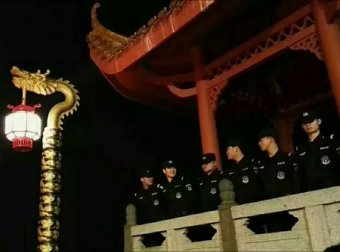 朋友用手机拍到的灵异照片:白脸的女人还是女鬼?