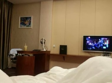宾馆的床半夜自己会动，洗手间的水龙头自己打开了……