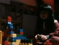 半夜突然惊醒,发现一个小女孩在玩积木