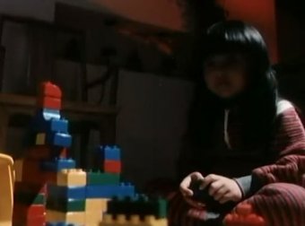 半夜突然惊醒,发现一个小女孩在玩积木