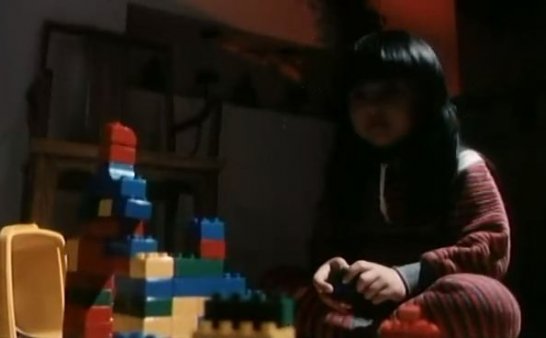 半夜突然惊醒，发现一个小女孩在玩积木