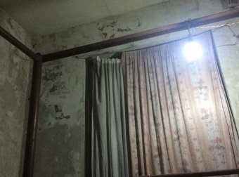 昨晚在床上玩手机，突然手上被滴一滴血