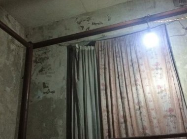 昨晚在床上玩手机,突然手上被滴一滴血