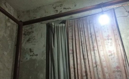 昨晚在床上玩手机,突然手上被滴一滴血