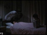 浑身湿漉漉的蜷缩在我床头墙角的小男孩