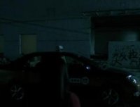 出租车后排戴帽子的女孩儿