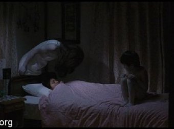 浑身湿漉漉的蜷缩在我床头墙角的小男孩