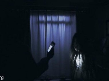 电话串线还是灵异事件？正和朋友打电话，电话里传来嘈杂声