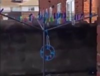 再现灵异视频:英国屋主拍下摇晃晒衣架影片