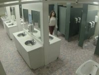 医院没有人的卫生间里传来奇怪的水声