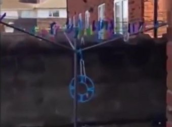 再现灵异视频:英国屋主拍下摇晃晒衣架影片