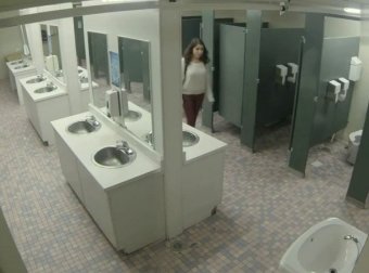 医院没有人的卫生间里传来奇怪的水声