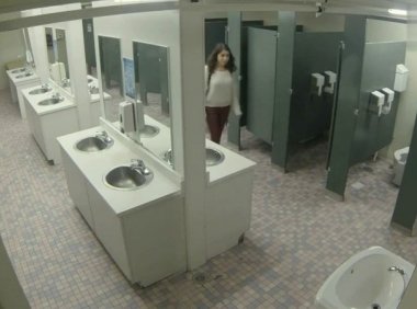 医院没有人的卫生间里传来奇怪的水声