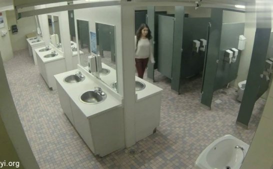 医院没有人的卫生间里传来奇怪的水声