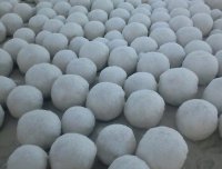 俄罗斯村庄现大量神秘雪球 震惊当地村民