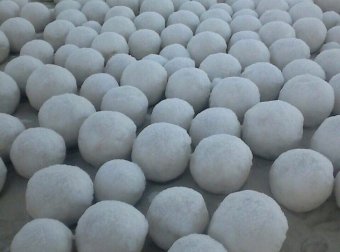 俄罗斯村庄现大量神秘雪球 震惊当地村民