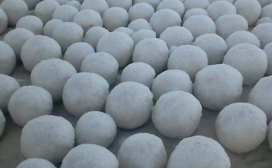 俄罗斯村庄现大量神秘雪球 震惊当地村民