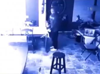 监控:太平间内拍下惊恐一幕 一旁员工慌忙逃跑