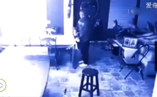 监控:太平间内拍下惊恐一幕 一旁员工慌忙逃跑