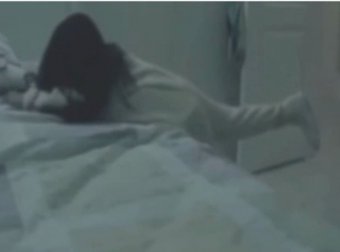 灵异实录,女孩直播时被鬼拖走